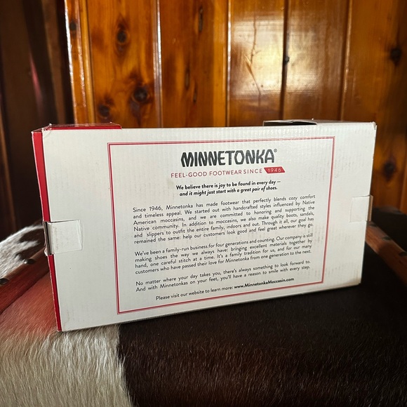 NIB Minnetonka Moccasin Women's Britt
Trapper Slipper - Picture 4 of 7